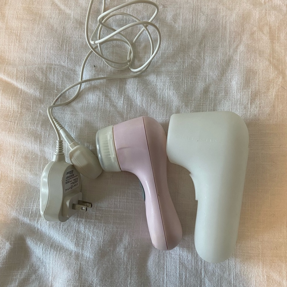 Clarisonic Mia 2 pink brush.